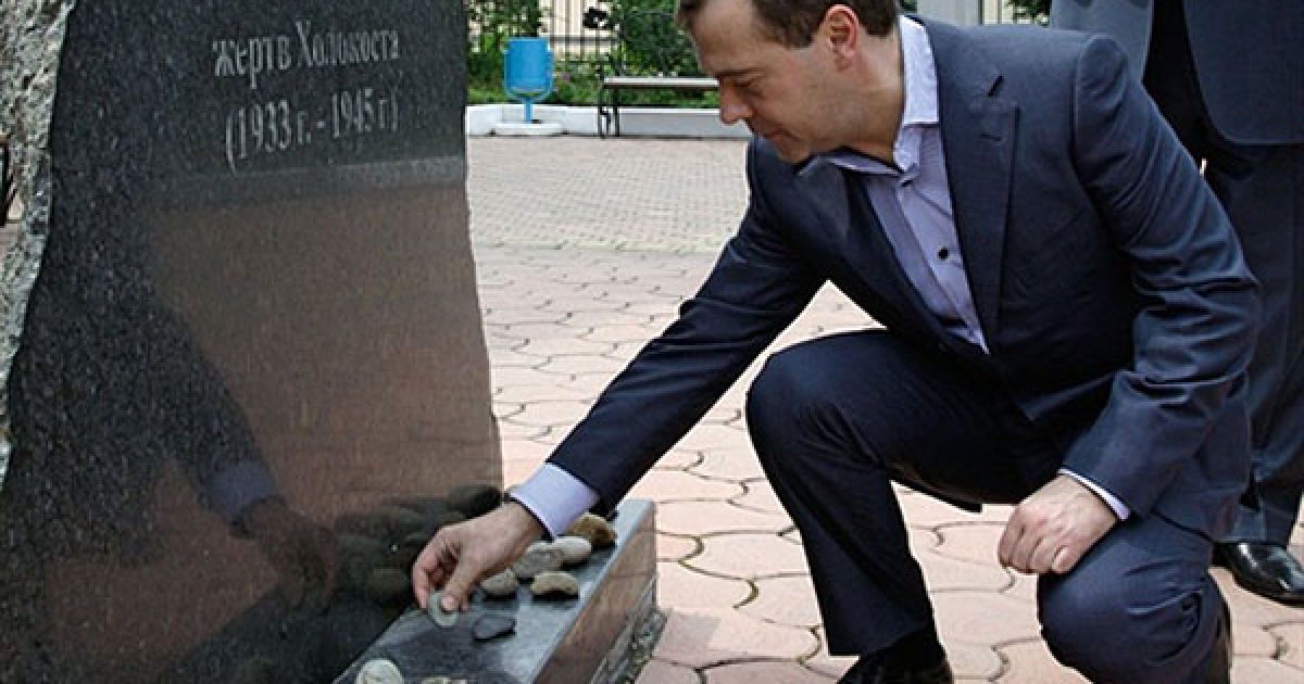 Потім глава держави вшанував пам&#039;ять жертв голокосту, поклавши за традицією замість квітів кілька каменів до встановленого у дворі центру гранітного обеліска. / © AFP