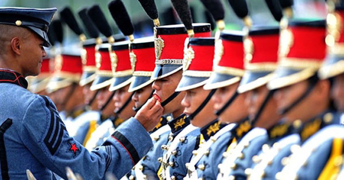 Філіппіни, Маніла. Член філіппінської почесної варти чимось годує хлопця під час святкування 112-ї річниці з дня проголошення незалежності Філіппін. Філіппіни відзначили проголошення незалежності революціонерами від іспанської колоніальної адміністрації у 1898 році. Філіппіни, нарешті, стали незалежною державою у 1946 році після закінчення Другої світової війни. / © AFP