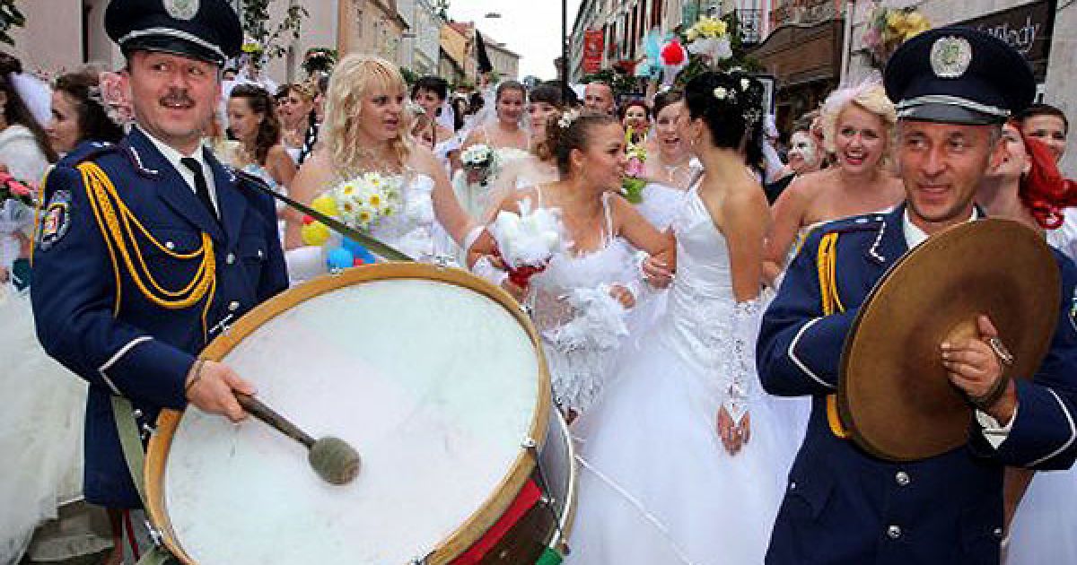 Для учасниць параду наречених в Ужгороді провели фотосесії, влаштували автопробіг весільного кортежу вулицями міста та пішу ходу центром Ужгорода. / © УНІАН