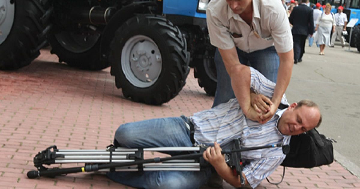 Як розповів сам Андрушко, співробітники Управління державної охорони повалили журналіста на підлогу, коли він намагався пройти за Януковичем, який оглядав експозицію виставки "Агро-2010" після проведеного ним короткого брифінгу. / © IMK