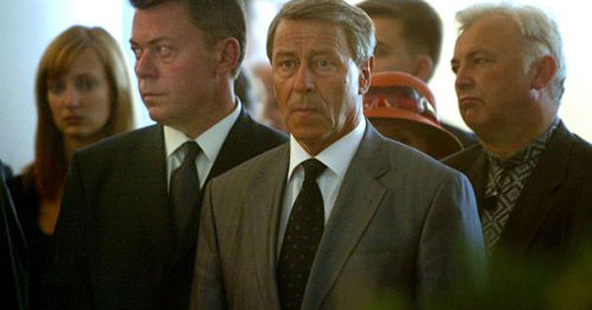 Народний депутат Іван Кириленко під час прощання із Олександром Зінченком / © УНІАН