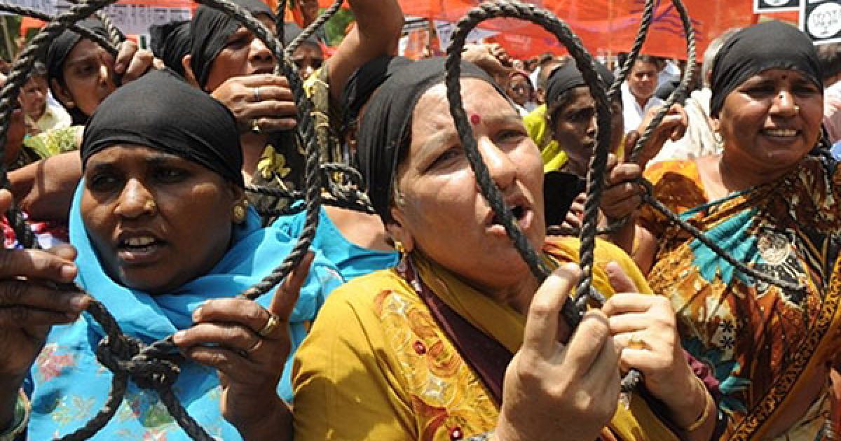 Індія, Нью-Делі. Прихильники партії Бхартья Джаната тримають в руках петлі та вигукують гасла під час акції протесту. Мітингувальники вимагали стратити Афзала Гуру, якого обвинувачують у нападі на Парламент 13 грудня 2001. / © AFP