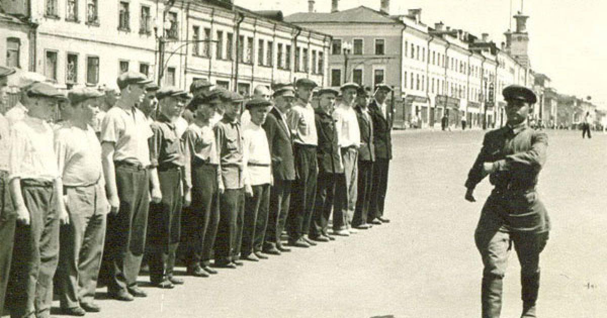 Лейтенант Трет&rsquo;як І.Ф. проводить заняття зі стройової підготовки, 1941 рік. Автор фото: Кубєєв М.