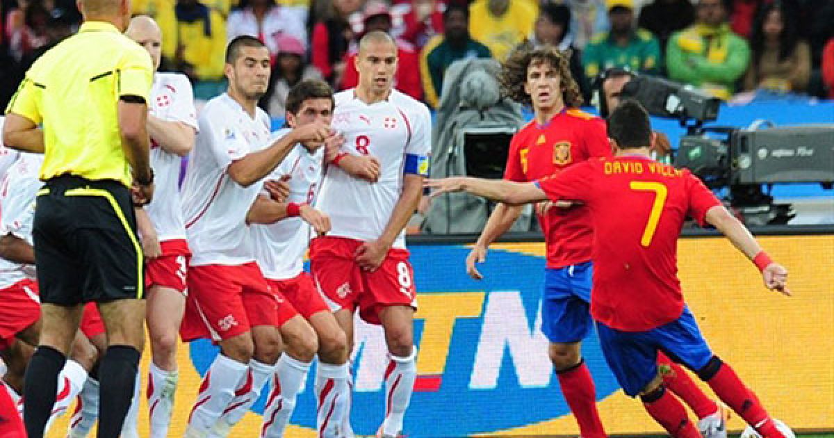 Давід Вілья наносить удар зі штрафного / © AFP