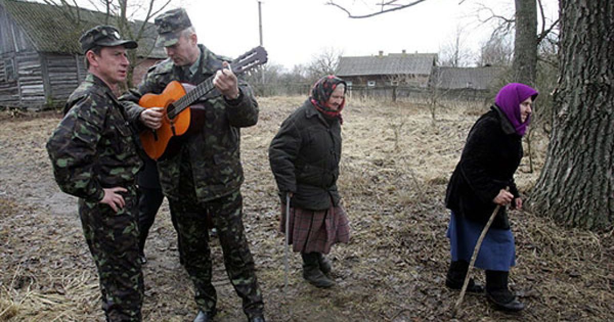 Прості розваги у селі Ільїнці. / © AFP