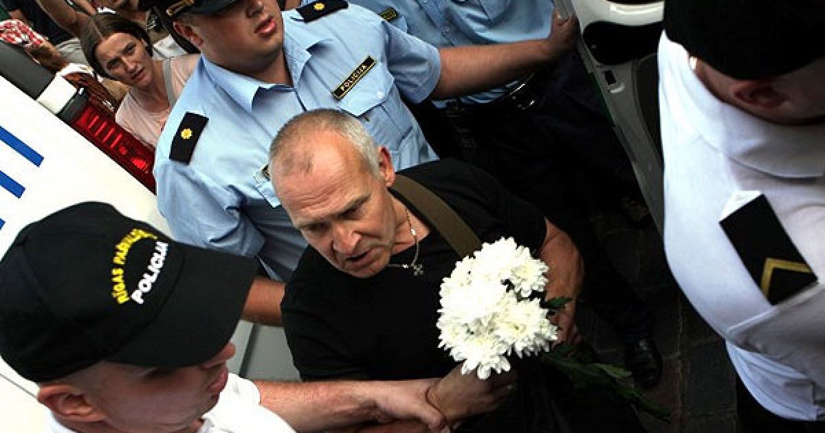 Поліція зупинила більшу частину учасників ходи, які намагалися колоною дійти до монументу Батьківщині і Свободі.