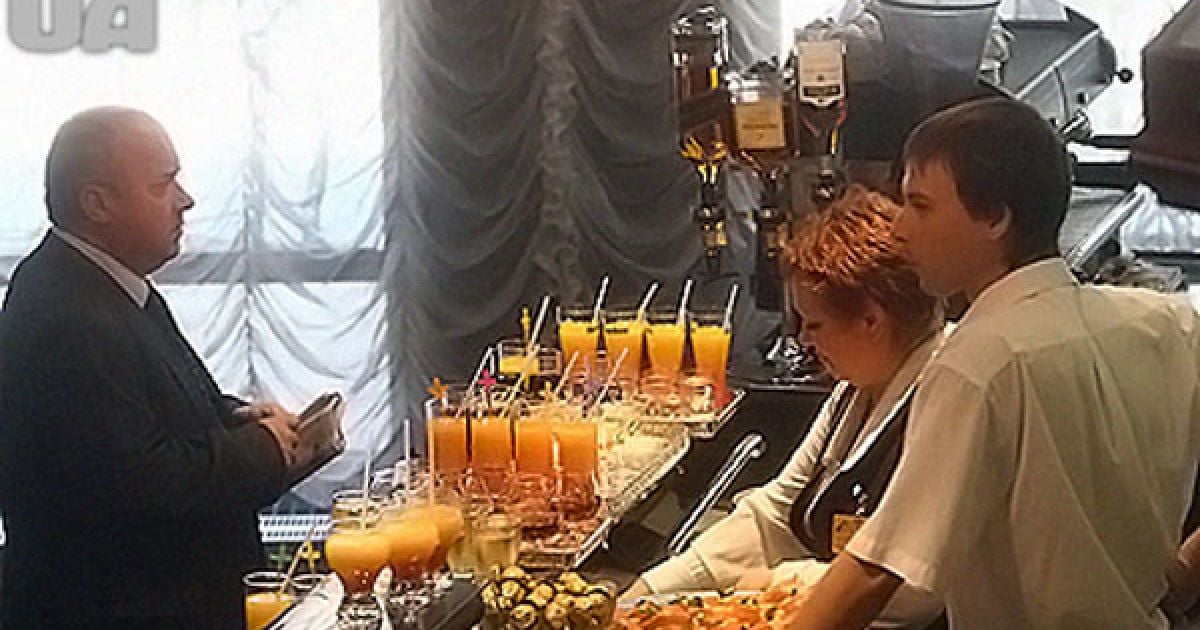 Послухати президента зібралися народні депутати, які після засідання Верховної ради автобусами прибули до палацу "Україна". / © kp.ua