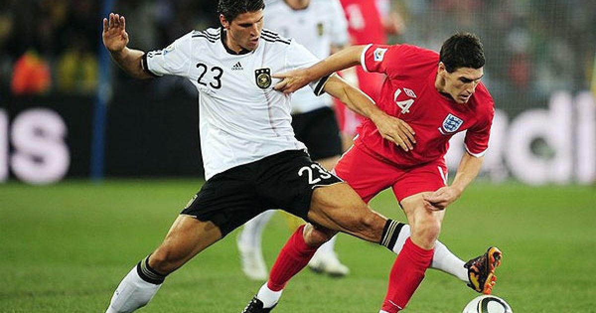 Гомес намагається відібрати м&rsquo;яч у Джеррарда / © Getty Images/Fotobank