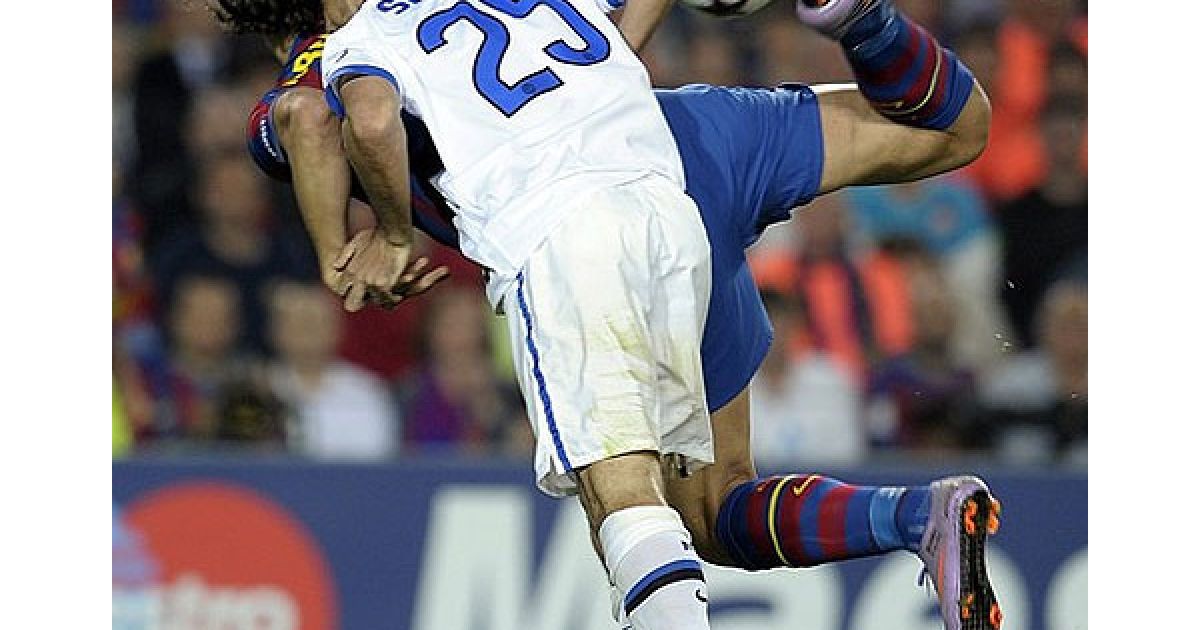 "Парна гра" форварда "Барси" Златана Ібрагімовича і захисника "Інтера" Вальтера Самуеля. / © AFP