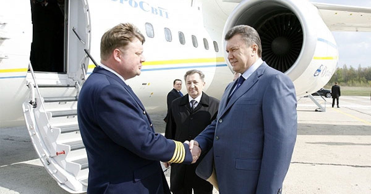 Глава держави подякував усім, хто долучився до розробки та виготовлення нового літака АН-158. / © President.gov.ua