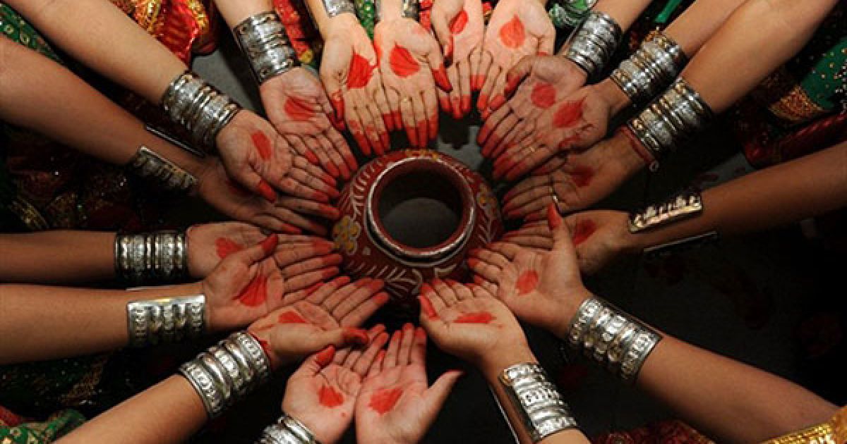 Індія, Ахмедабад. Індійські танцівниці з групи "Пангат" показують свої свіжопофарбовані руки перед генеральною репетицією у Ахмадабаді. Дівчата представлятимуть Індію на Міжнародних фольклорних фестивалях у Бургосі, Іспанії та Франції.