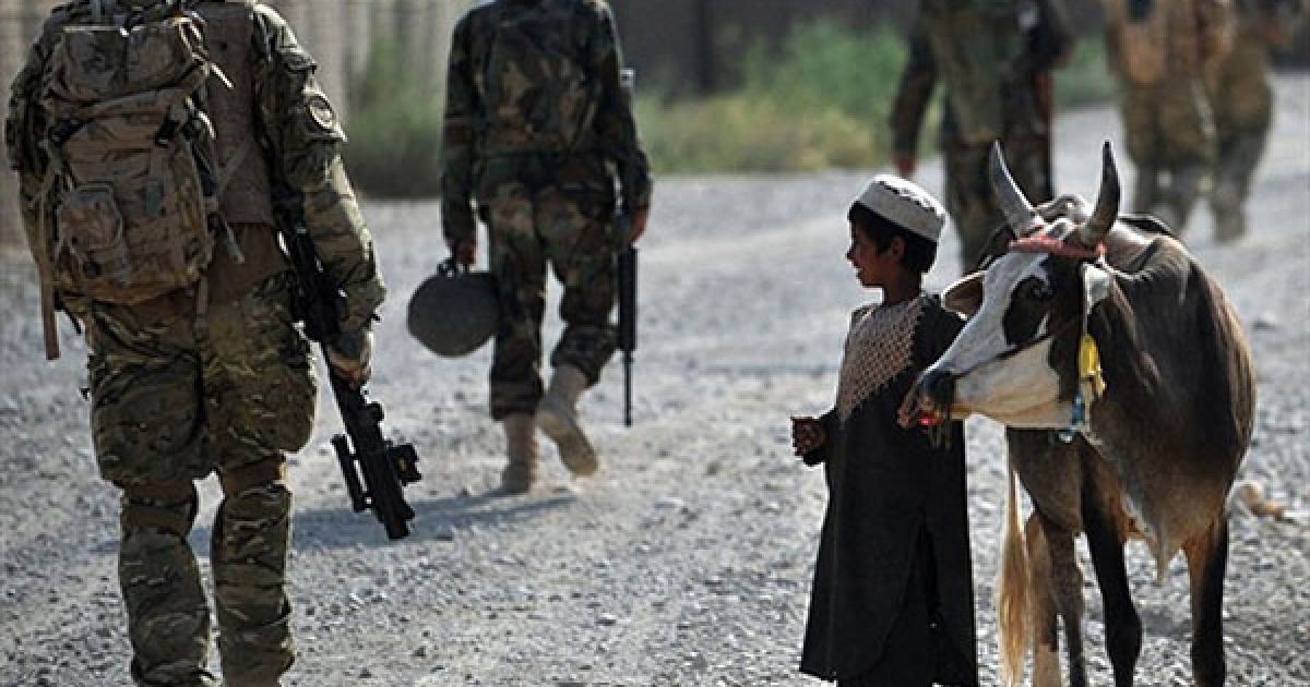 Солдати 1-го стрілкового батальйону королівських гуркхів здійснюють патрулювання села Нахр-Е-Сарай, провінція Гільменд / © AFP