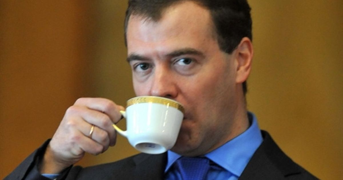 Мєдвєдєв п'є чай на зустрічі зі студентами в Києві