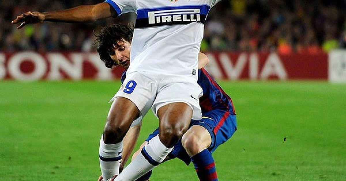 Лео Мессі ("Барселона") намагається відібрати м’яч у Самууеля Ето’о ("Інтер"). / © AFP