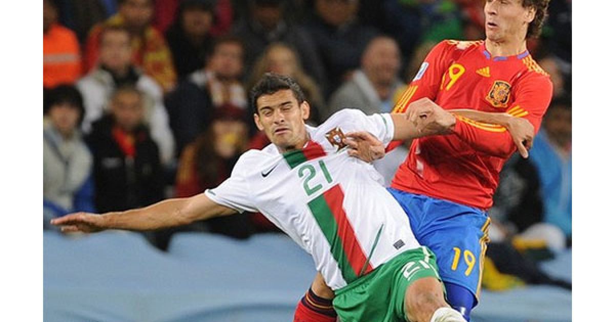 Рікарду Кошта і Фернандо Льоренте ведуть боротьбу за м&rsquo;яч / © Getty Images/Fotobank