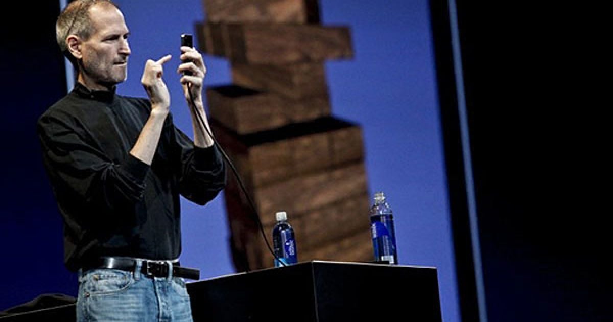 Передня і задня частина смартфона iPhone 4 будуть виконані зі скла. / © AFP