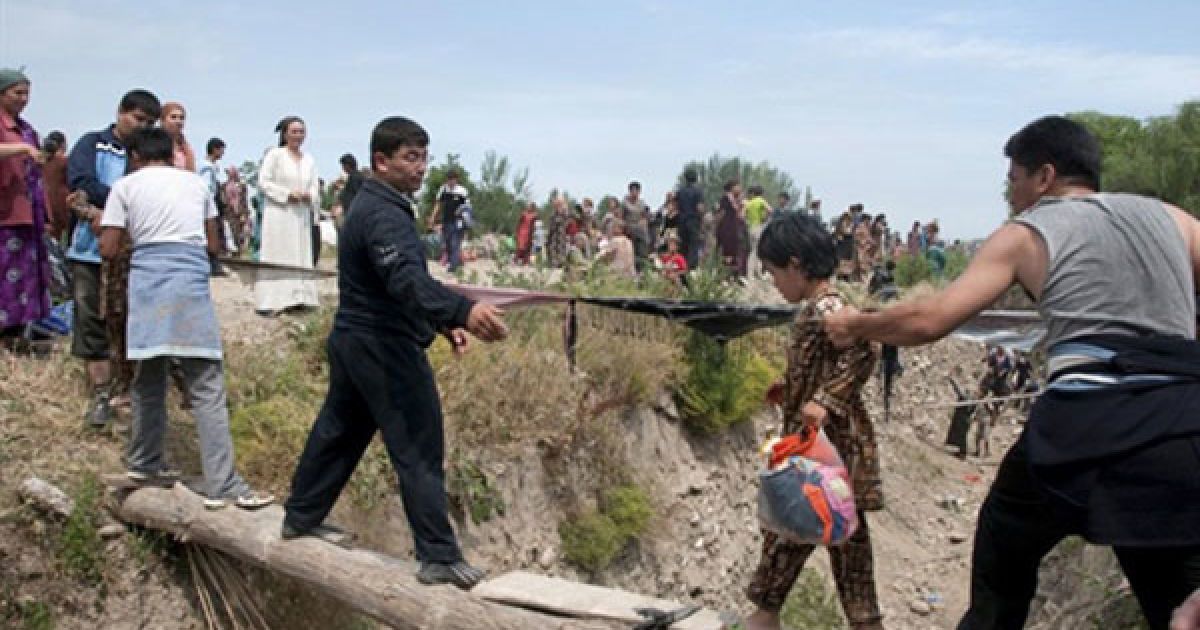 Узбекистан відкрив кордон для біженців з півдня Киргизії, де вже кілька днів тривають міжетнічні зіткнення, які забрали життя майже сотні людей. / © AFP