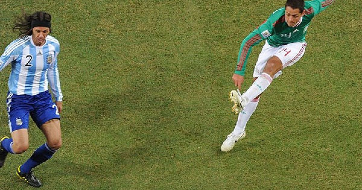 На 71-й хвилині гри Хав'єр Ернандес забив гол у ворота Аргентини / © AFP