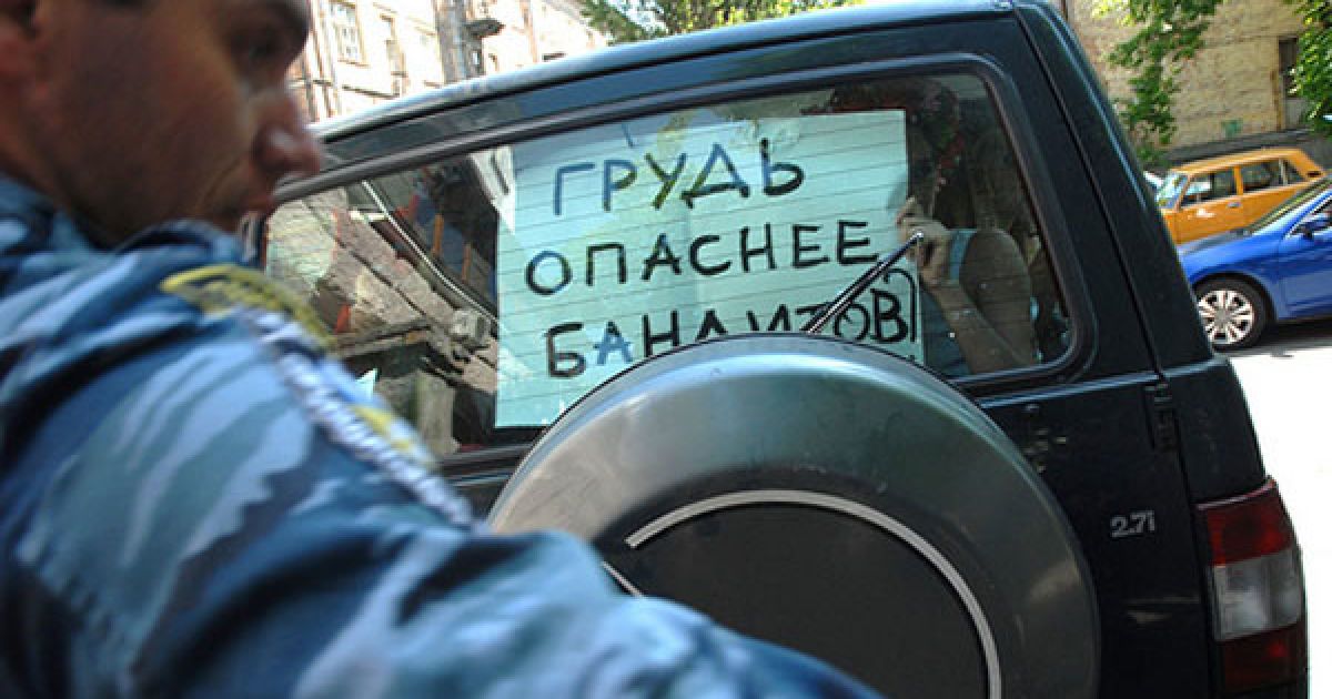 Міліціонери схопили активісток із застосуванням грубої сили посадили в авто і відвезли до Солом&#039;янського відділення міліції. / © Жіночий рух FEMEN