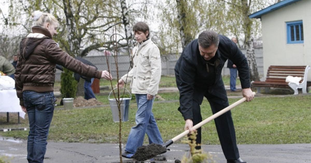 Віктор Янукович разом з двома вихованцями посадив молоду яблуню. / © President.gov.ua