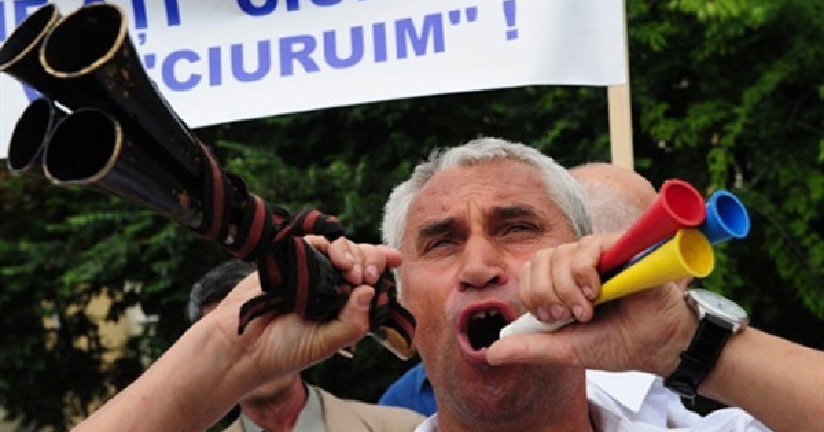 Румунія, Бухарест. Пенсіонери провели антиурядову акцію протесту перед штаб-квартирою румунського уряду в Бухаресті. Цивільні держслужбовці, викладачі та медсестри 31 травня почали страйк, акції солідарності були заплановані працівниками системи охорони здоров&#039;я, транспорту, пенітенціарних установ і приватного сектора. Державні службовці виступають проти скорочення заробітної плати, оголошеного урядом. Державні пенсії і соціальні виплати мають бути скорочені на 15 відсотків, відповідно до плану, який повинен допомогти владі зберегти до 3000 мільйонів євро до кінця року. / © AFP