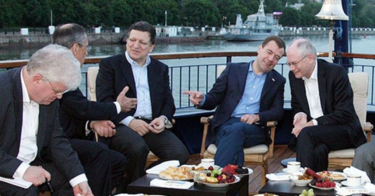 Росія, Ростов-на-Дону. Президент ЄС Херман ван Ромпей, президент Росії Дмитро Мєдвєдєв, голова Єврокомісії Жозе Мануель Баррозу і міністр закордонних справ Росії Сергій Лавров поснідали на човні у місті Ростов-на-Дону. Лідери ЄС і Росії зустрілися перед початком дводенного 25-го саміту ЄС-Росія. Метою зустрічі є владнати геополітичні суперечки і зосередитися на питаннях торгівлі, віз та залежності ЄС від енергетичних поставок з Росії. / © AFP