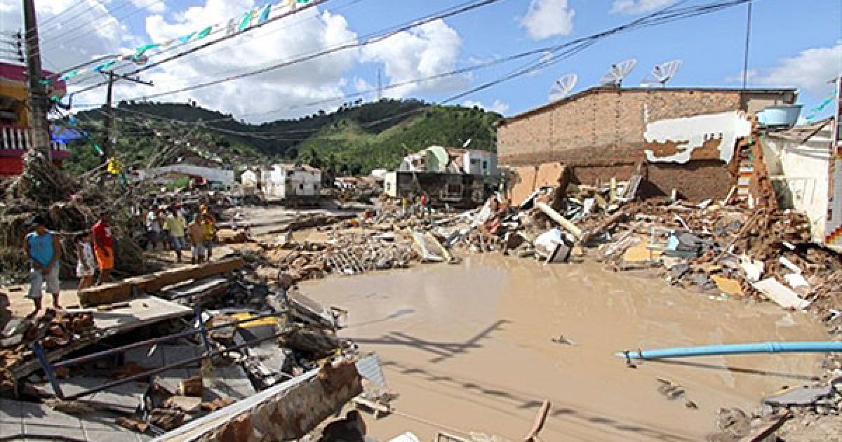 Через повінь десятки тисяч бразильців залишилися без даху над головою, зруйновано безліч будинків, порушена транспортна система регіону. / © AFP