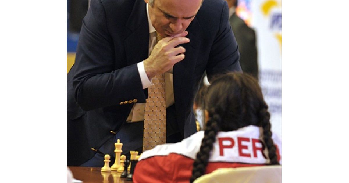 Екс-чемпіон світу з шахів Гарі Каспаров взяв участь у сеансі одночасної гри проти 12 молодих шахістів Перу у Лімі. Гарі Каспаров та Анатолій Карпов здійснили візит до Ліми у рамках передвиборчої програми Гарі Каспарова на пост президента Міжнародної федерації шахів. / © AFP