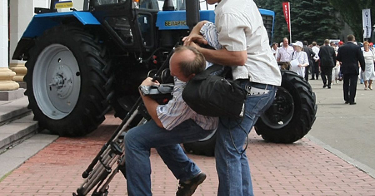 Журналіста повалили на підлогу на виставці "Агро-2010" / © IMK