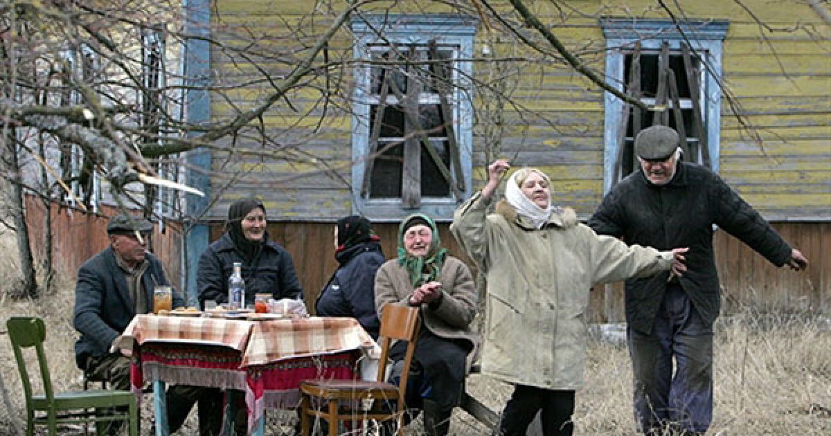 Білорусь, Тулговичі, 30-км зона. Все населення села Тулговичі у 2006 році. / © AFP