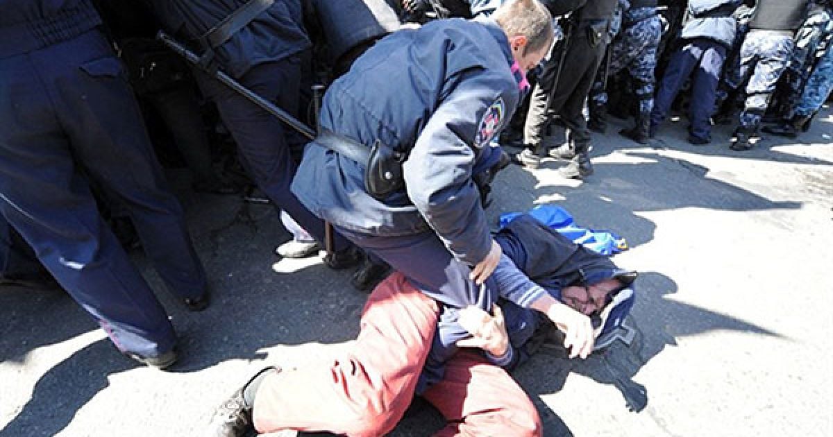Міліція затримує мітингувальників, які подекуди проривають її кордони.