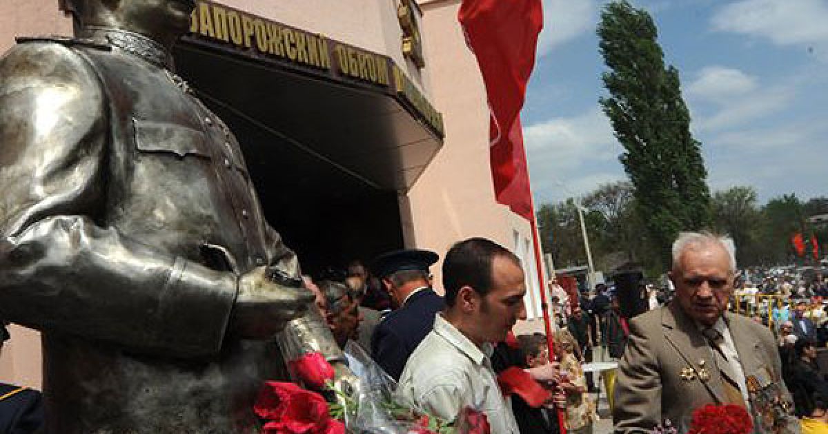 Пам'ятник було встановлено всупереч думці президента Віктора Януковича, який вважав, що це питання потрібно винести на референдум. / © УНІАН