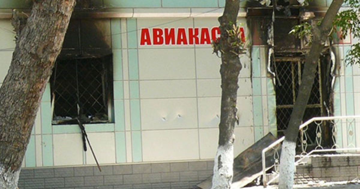 У місті були розгромлені магазини побутової та комп'ютерної техніки, спалені фотосалони і кафе. Мешканці почали зводити на вулицях барикади і формувати дружини добровольців. / © AFP