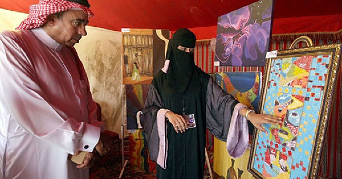 Саудівська Аравія, Ер-Ріяд. Художниця демонструє свою роботу під час весняної виставки культури та родинної спадщини. У Саудівській Аравії триває боротьба консервативних мусульман проти вільного спілкування чоловіків і жінок, минулого тижня було засуджено одного зі священнослужителів за його нападки на анти-сегрегаційних реформаторів. / © AFP