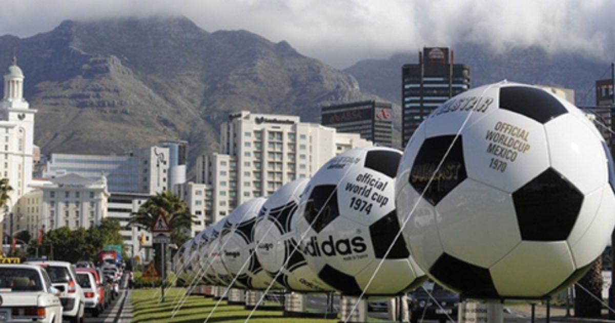 Алея копій м&rsquo;ячів, які використовувалися у ЧС різних років, у Кейптауні. / © AFP