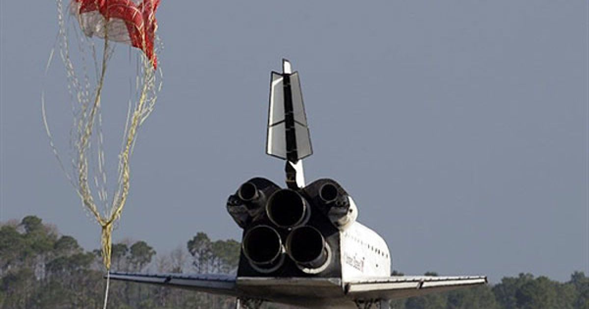 США, мис Канаверал. Космічний корабель "Атлантіс" приземлився в аеропорту імені Кеннеді Космічного центру НАСА на мисі Канаверал, штат Флорида. Шаттл "Атлантіс" здійснив свій останній політ і завершив 25-річну "кар'єру". Тепер Сполучені Штати будуть використовувати російські ракети "Союз" для відправки своїх астронавтів на Міжнародну космічну станцію. / © AFP