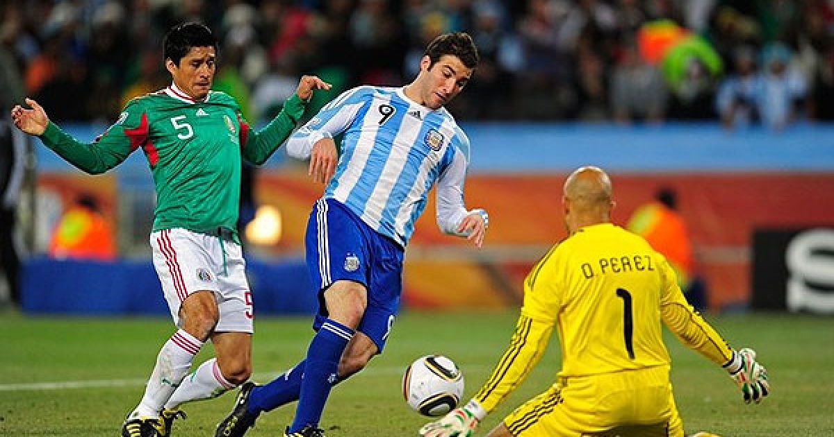 На 33-й хвилині Гонсало Ігуаїн вискочив на ударну позицію, обіграв Переса і відправив м'яч у порожні ворота. / © AFP