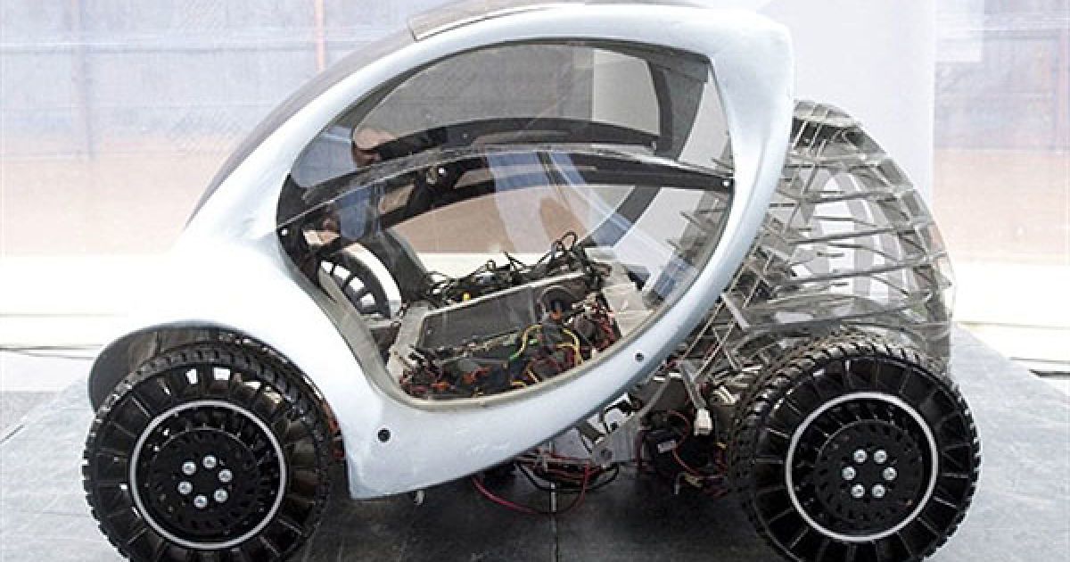 Німеччина, Берлін. Презентація міського електромобілю "Хіроко" у Берліні. Двомісний електромобіль, який сконструювали у Массачусетському технологічному інституті, призначений для використання в місті. Запуск серійного виробництва електромобілів "Хіроко" запланований на 2012 рік.