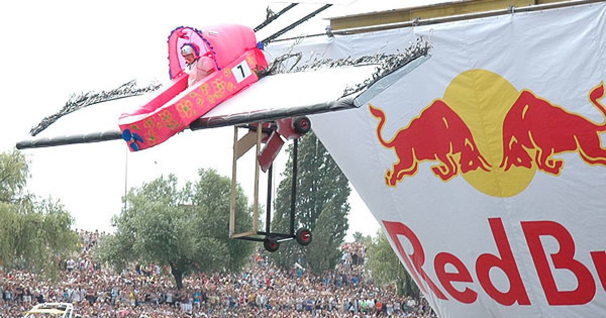 Команда "Накрило" з Дніпропетровську кинула у воду коляску з дитиною.