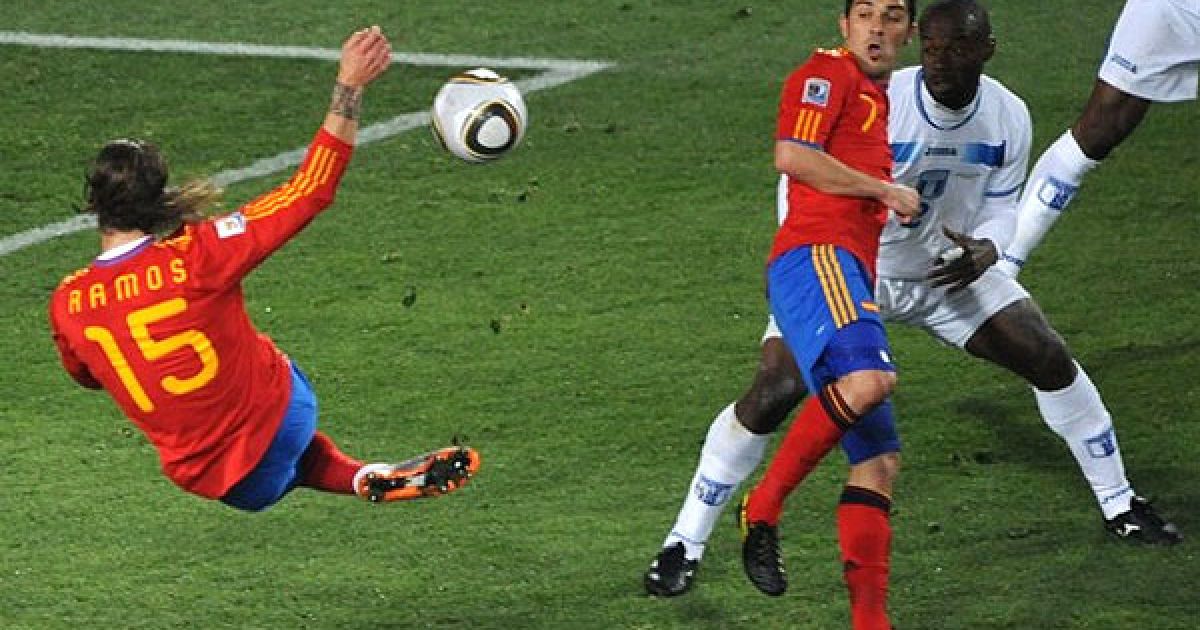 Серхіо Рамос б&rsquo;є по м&rsquo;ячу / © AFP