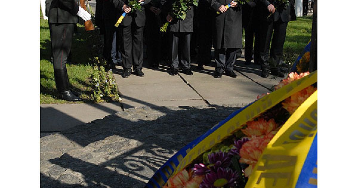 Прем'єр-міністр разом з іншими високопосадовцями вшанував хвилиною мовчання пам’ять ліквідаторів та жертв Чорнобильської катастрофи. / © kmu.gov.ua