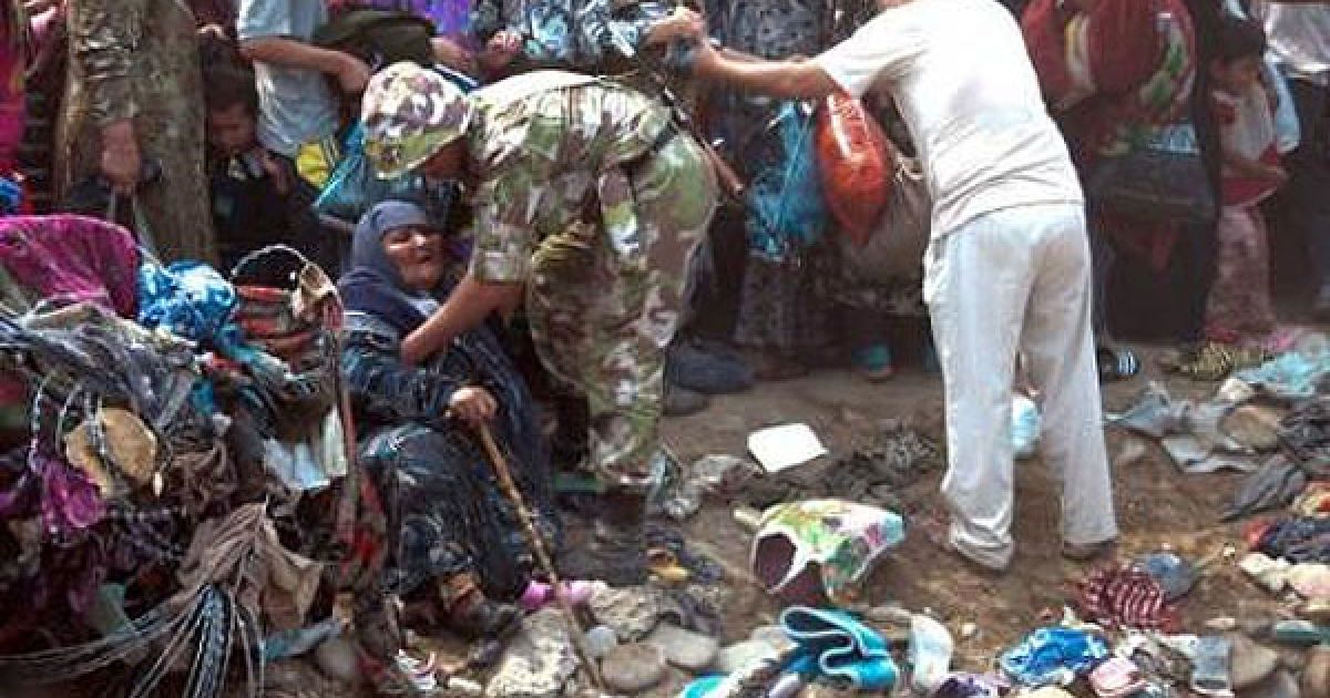 Кордон було закрито кілька днів тому - після початку масових заворушень. До відкриття переходів біженці перетинали кордон стихійно, натовпами перебираючись через глибокі прикордонні рови. / © 24.kg