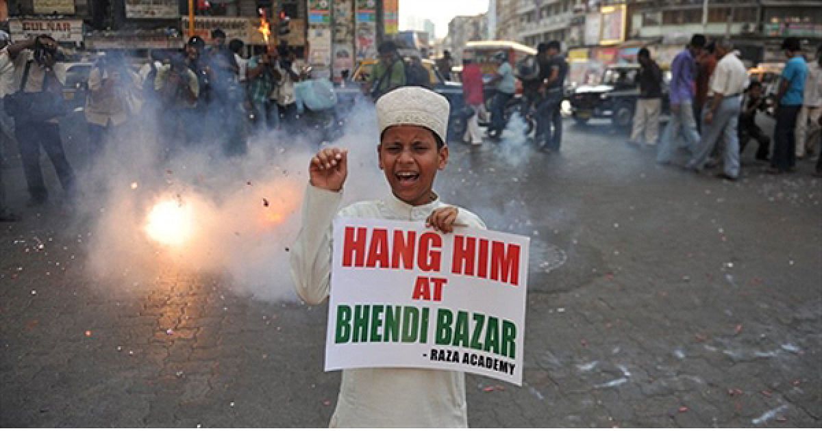 Дитина бере участь у святковій демонстрації на честь винесення смертного вироку Мохаммеду Аміру Касабу. Касаба засудили до смерті за участь у терористичних атаках у Мумбаї 2008 року. / © AFP