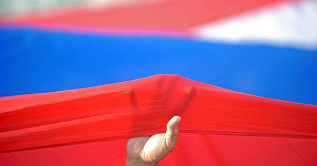 Таїланд, Бангкок. Тайський проурядовий мітинг пройшов у Бангкоку. Прихильники уряду виступили проти антиурядових протестуючих. На антиурядових мітингувальників руху "Червоні сорочки" у Таїланді продовжується тиск з боку уряду. Від опозиції вимагають відповісти на на пропозицію прем&#039;єр-міністра Таїланду щодо проведення виборів в листопаді, якщо опозиція припинить мітинги у Бангкоку. / © AFP