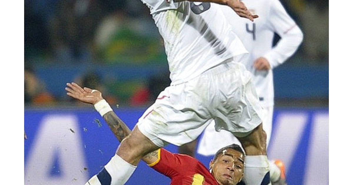 Андре Айю відбирає м&rsquo;яч у Клінта Демпсі / © AFP
