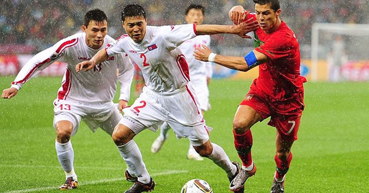 Роналду проривається повз гравців збірної Північної Кореї. / © daylife.com