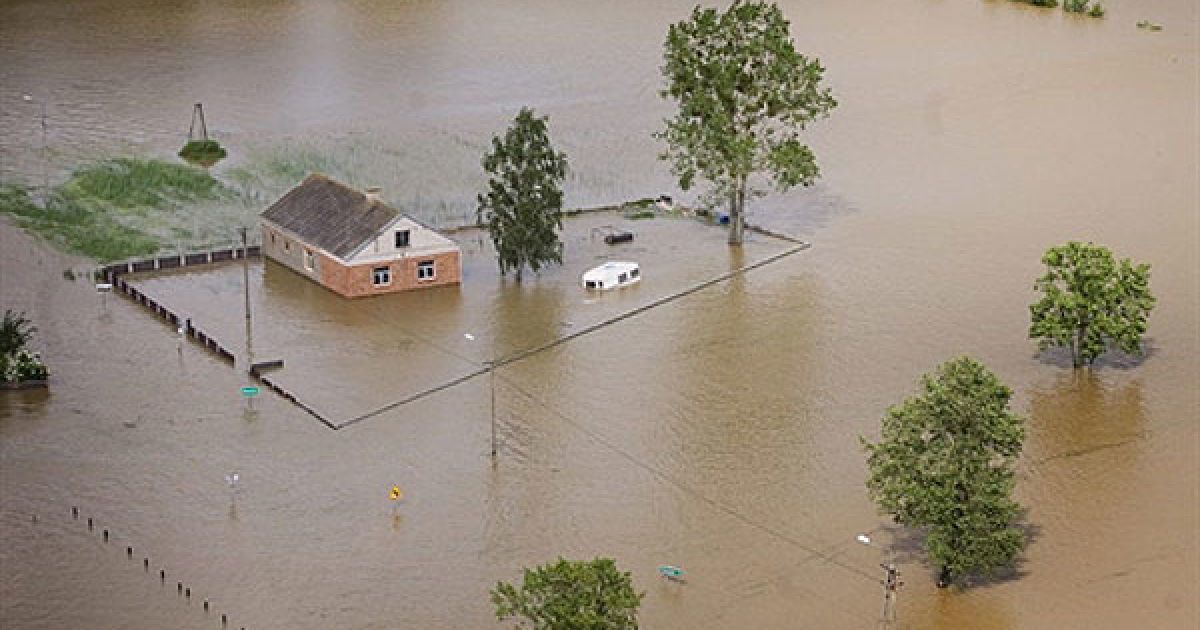 Проливні дощі в гірських районах на півдні Польщі призвели до підйому води в багатьох річках, включаючи найбільшу річку Польщі - Віслу. / © AFP