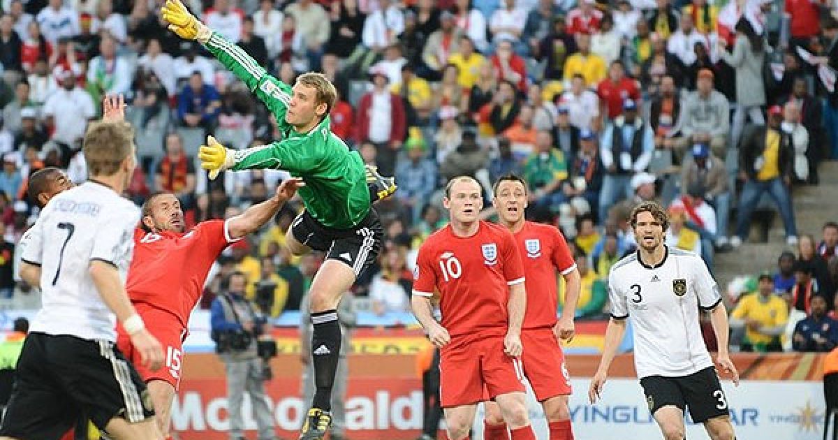 На 37-й хвилині захисник Метью Апсон ударом головою відправив м'яч у сітку воріт Німеччини. / © Getty Images/Fotobank