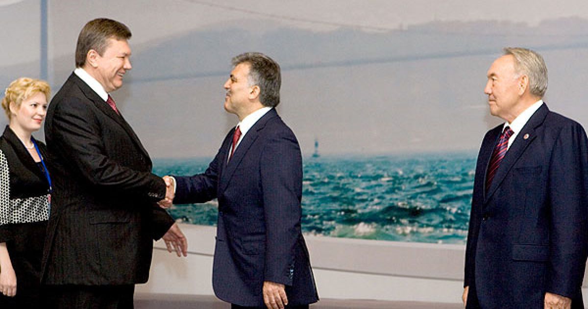 Президент Турецької республіки Абдуллах Гюль вітає президента України Віктора Януковича / © President.gov.ua