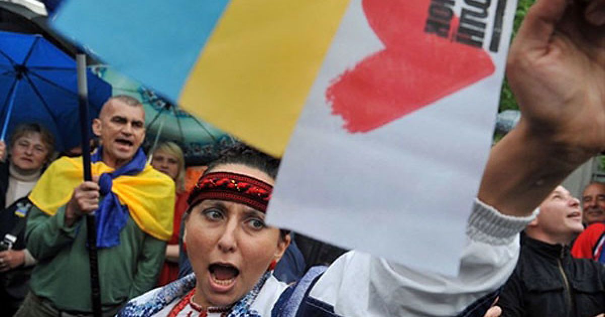 Україна, Київ. Під стінами Верховної ради відбувся мітинг опозиційних політичних сил, який зібрав кілька тисяч протестувальників. Опозиціонери закликали відправити у відставку президента Віктора Януковича, а лідер БЮТ Юлія Тимошенко, зокрема, звинуватила главу держави в "небезпечних подіях" у відносинах із Росією. / © AFP
